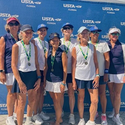 Leagues at Courtside Tennis Club, Venice Florida - group photo of players in white and blueclothes